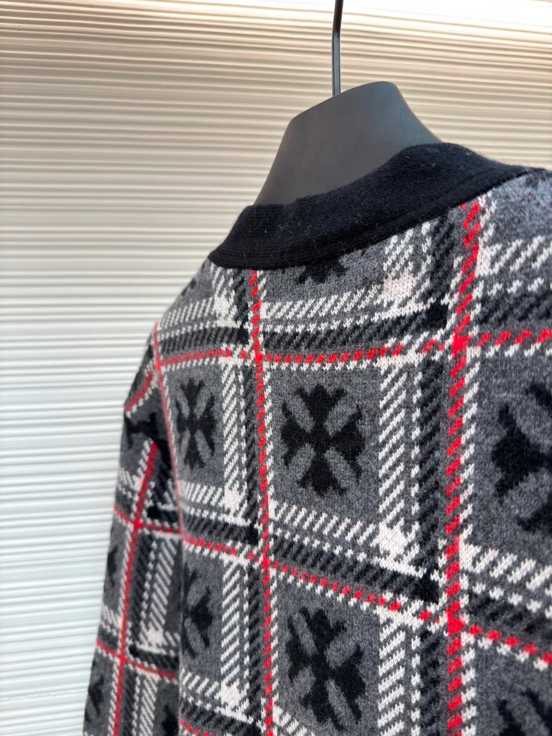 Chrome Hearts cross jacquard cashmere knitted cardigan ●Item number: 1681021-B25 ●Material: wool blended fabric ●Technology: knitted jacquard production ●Version: loose fit ●Weight: about 715 grams ●Size: S-M-L ●Description: The custom-made yarn is made of 55% wool + 30% cashmere + 15% nylon blended material. Customized leather collar label. Customized mold opening accessories and silver jewelry. (It takes an average of 220 minutes to weave ready-made clothes on imported looms. It is 4.5 times that of ordinary clothes). (emphasis added) ! ! ! Four pieces. Four patterns. Each side is different.) (Platform alignment) (Shoulder sleeve alignment) (Pocket alignment) with air cooler shaping + hand-sealed labels. Same style for men and women. The workmanship details are very good. Large quantities will be shipped out on the same day. The overall wiring is straight and delicate, the fabric is comfortable and soft, and the color is consistent without color difference. It can be matched with the same style to create a fashionable look and control various occasions. Customized accessories, complete with three standards, same style for men and women!